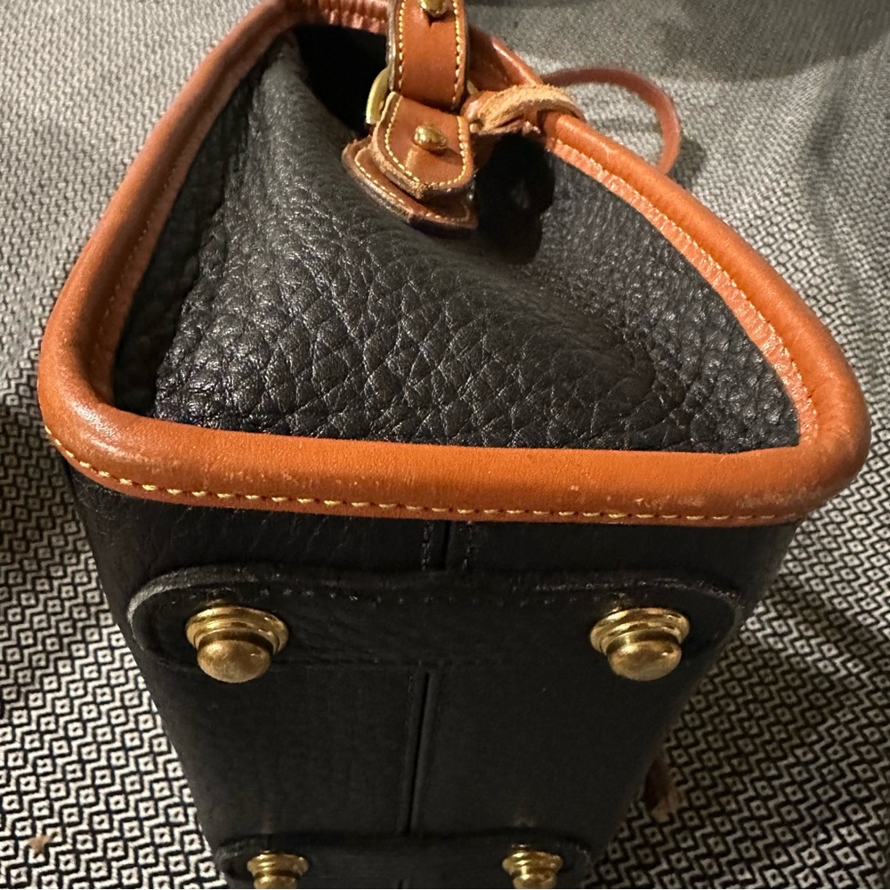 Beautiful Dooney and Bourke Vintage Black Essex Purse - Picture 16 of 16